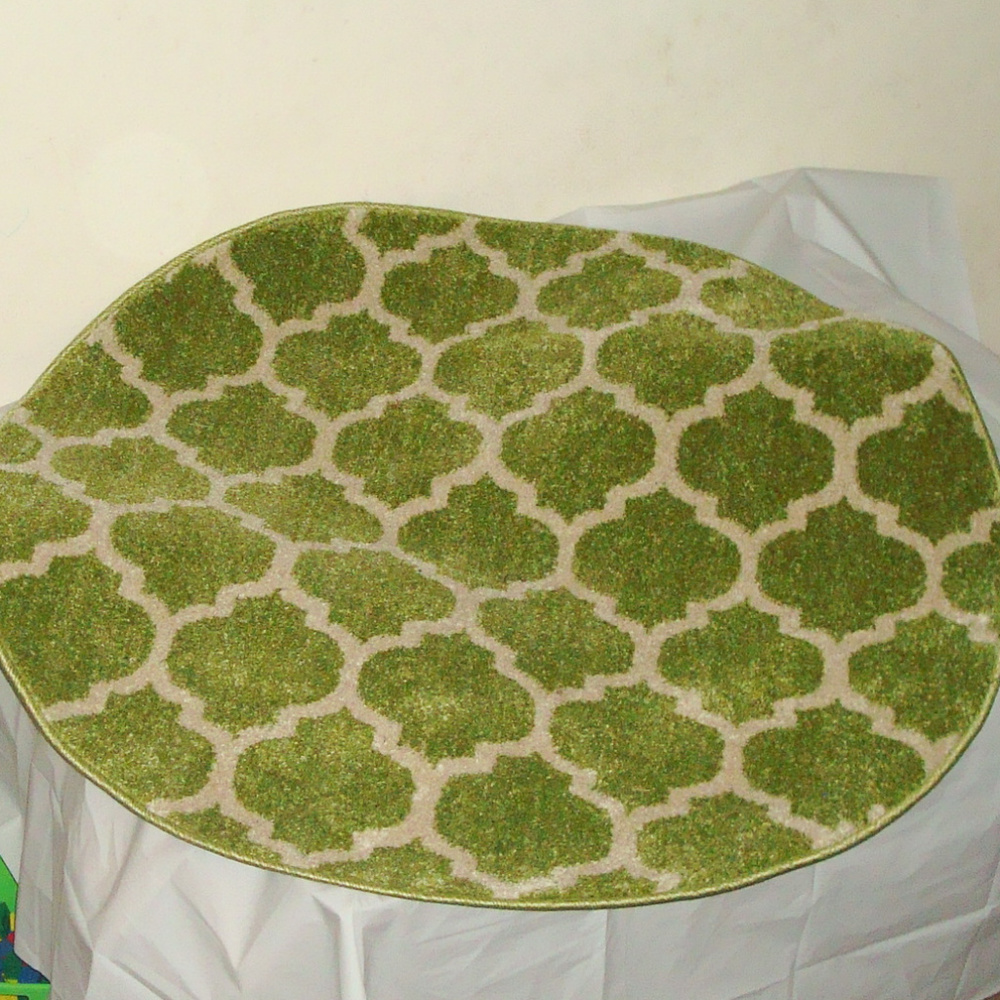 no offers new still looks great! Area Rug 3'3x3'3